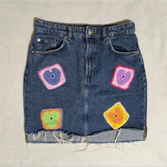 "H&M" Denim jeans skirt with handmade crochet decoration. Size 8 - Picture 2 of 16